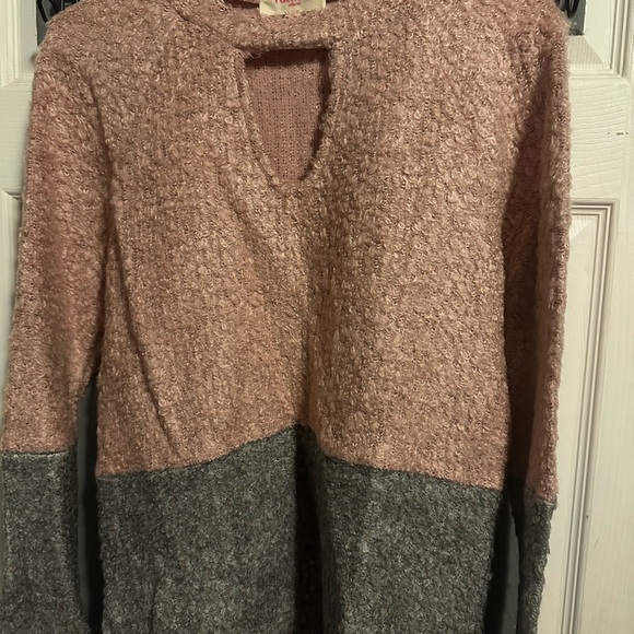 Warm sweater light pink and Gray pairs nice with some jeans - Picture 1 of 2